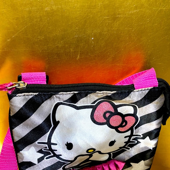 HELLO KITTY SANRIO CROSSBODY PURSE ADJUSTABLE STRAP ZIP TOP PINK/ BLACK/WHITE - Picture 6 of 13